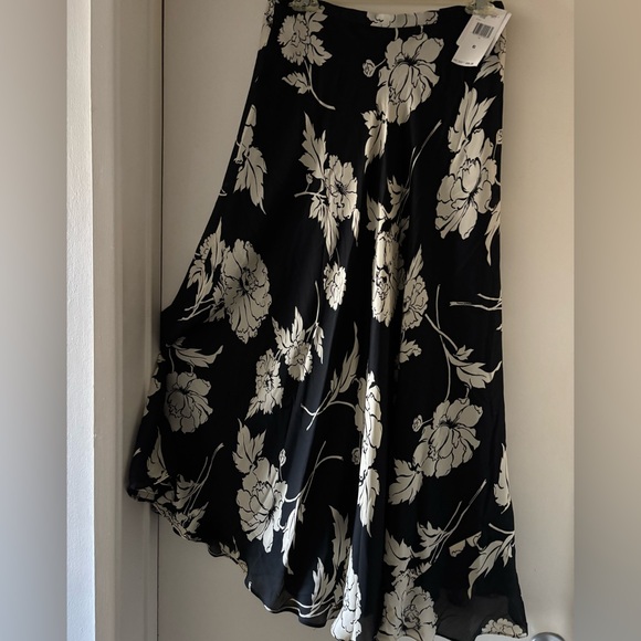 Jones New York Dresses & Skirts - SILK Jones New York Black and Cream Floral Dress